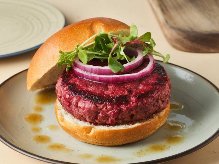 Alternative végétale : comment préparer un délicieux burger à la betterave
